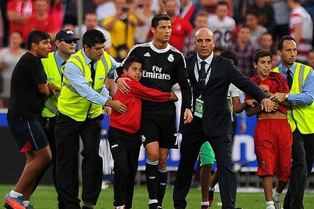 Vidéo: Un fan se jette sur lui, Cristiano Ronaldo garde son calme. Regardez