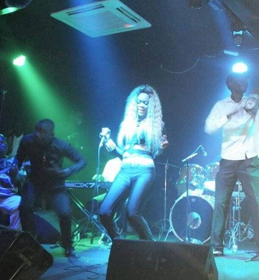 (4) Photos: Déesse Major « moins sexy » au concert de Pape Diouf. Regardez