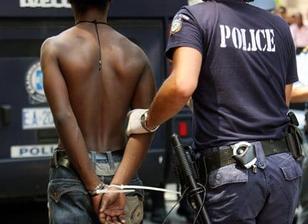 Un immigré sénégalais arrêté, pète les pombs: « J’en ai marre de la France… Je veux partir,