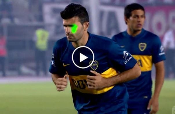 [Vidéo] Gêné par un laser, il rate son penalty