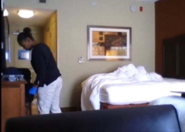 Vidéo: Une femme de chambre surprise en train de fouiller des affaires dans la chambre d’hôtel. Regardez