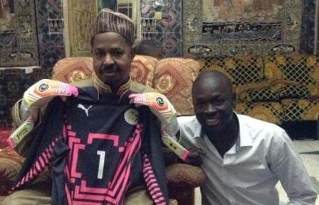 3 photos-Bouna Coundoul remet à son marabout Ahmed Khalifa son maillot et ses gants