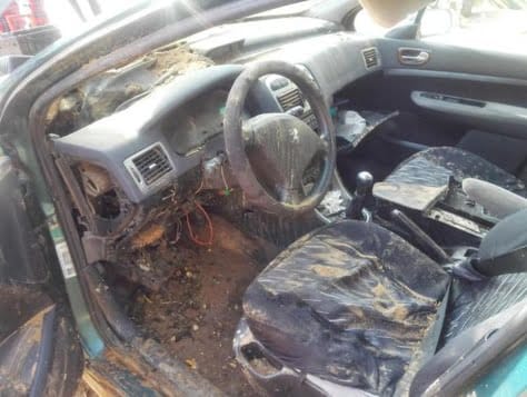 Arrêt sur image-La voiture du journaliste Basile Niane prend feu en pleine circulation