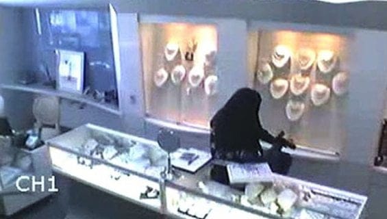 Vidéo: 2 hommes vêtus d’un niqab cambriolent une bijouterie, Regardez