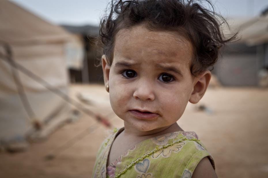 Vidéo : Un enfant affronte les balles pour porter secours à une petite fille en Syrie, Regardez: