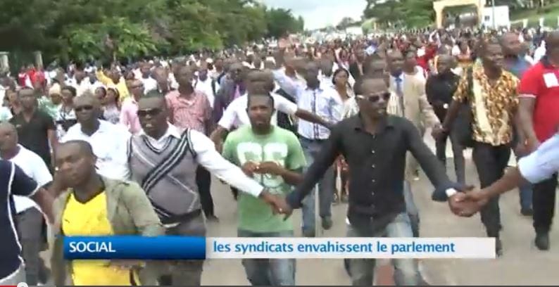 [Vidéo] Gabon : Les syndicats envahissent l’Assemblée nationale