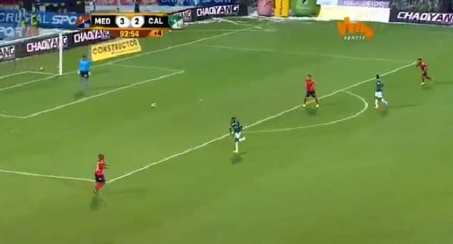 Vidéo : Un joueur de foot rend ses adversaires fou avec ce geste technique, regardez: