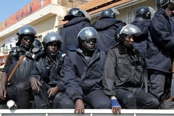 Les gendarmes interrompent le colloque du Front contre le sommet  de la Francophonie