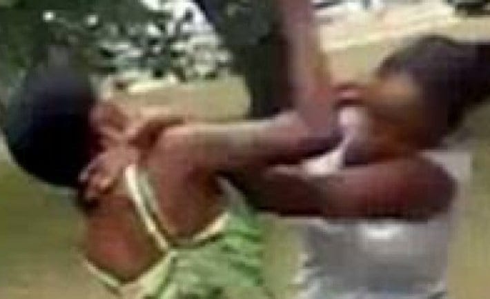 Elle fend la tête de sa voisine d’un violent coup de machette