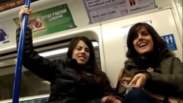 Vidéo: Muni d’un faux pénis, il prouve que les femmes regardent l’entrejambe des hommes, Regardez:
