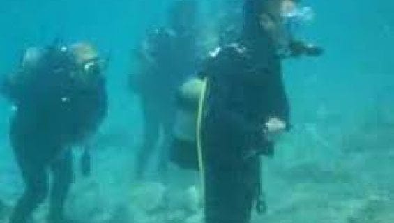 Vidéo : Des plongeurs effectuent leur prière sous l’eau, Regardez :