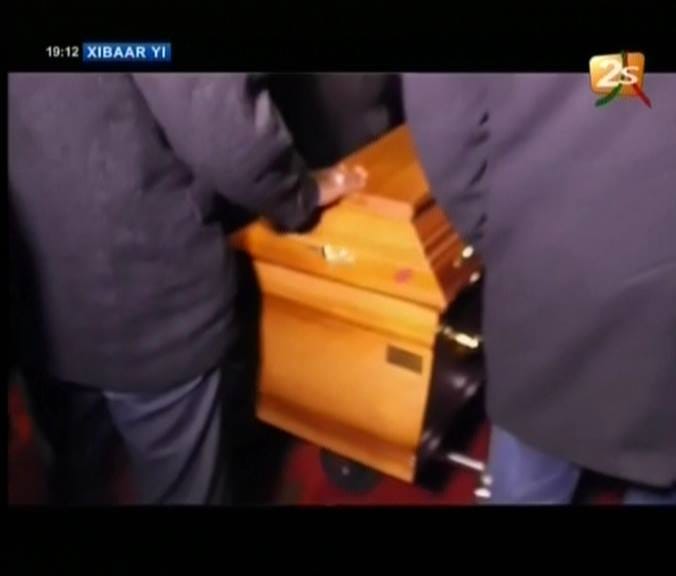 Vidéo: La dépouille mortelle du père du rock-mbalax  » Demba Dia » à Paris. Regardez