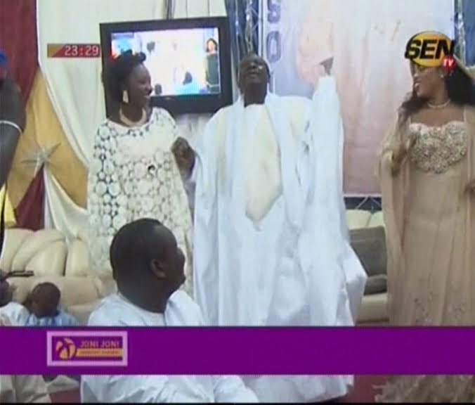Video  Cheikh Béthio Thioune en toute complicité avec ses  7 épouses