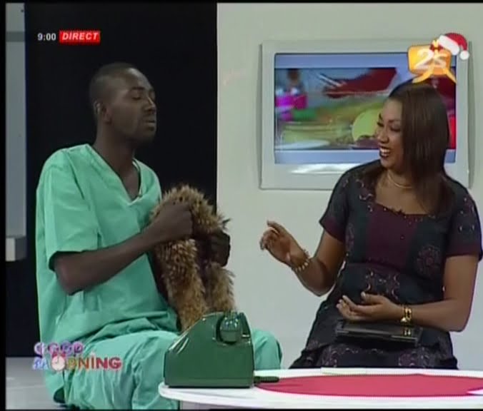 Regardez Yoro qui tente de draguer Fily sur le plateau de 2STV