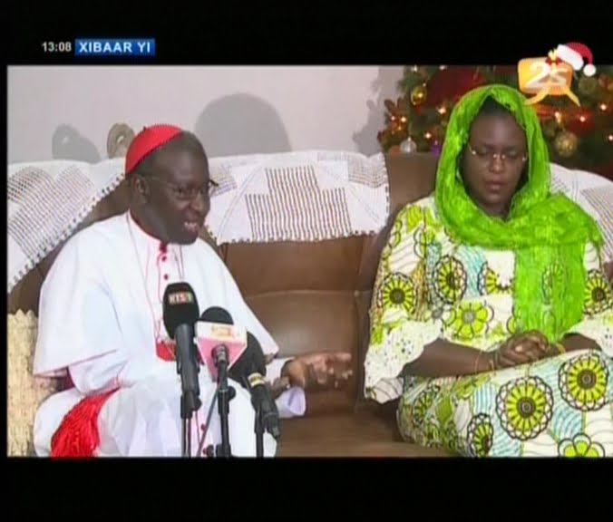 Vidéo: Mme Marième Faye Sall rend visite au Cardinal Théodore Adrien Sarr avec des cadeaux