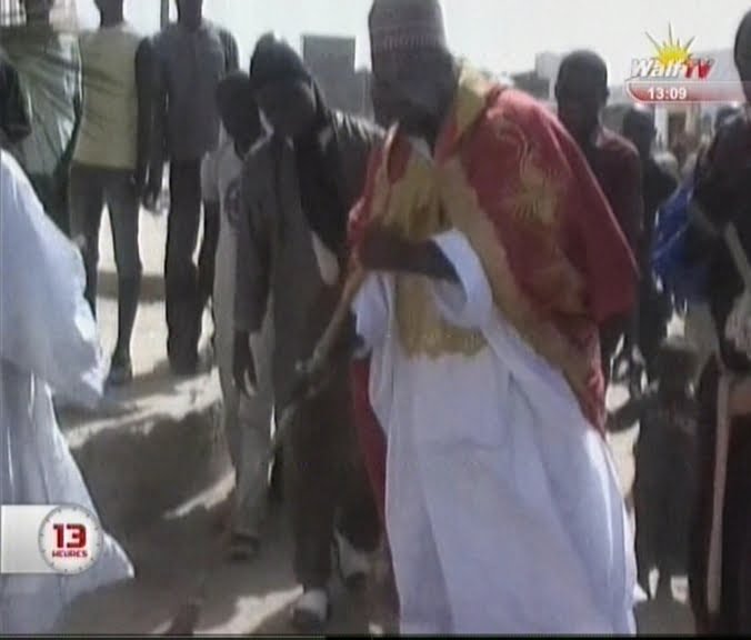 Vidéo: Talibés Mourides et talibés Tidjanes de Medina Baye main dans la main pour rendre la ville religieuse propre