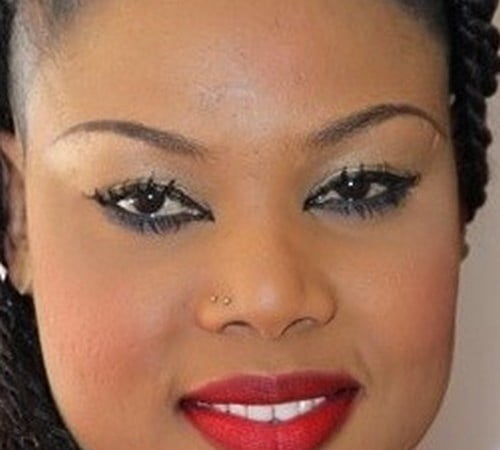 Photo: Amina Poté et ses cils tendances. Regardez