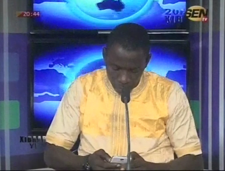 Vidéo: Mamadou Mansour Diop consulte son téléphone portable en plein direct pendant le journal