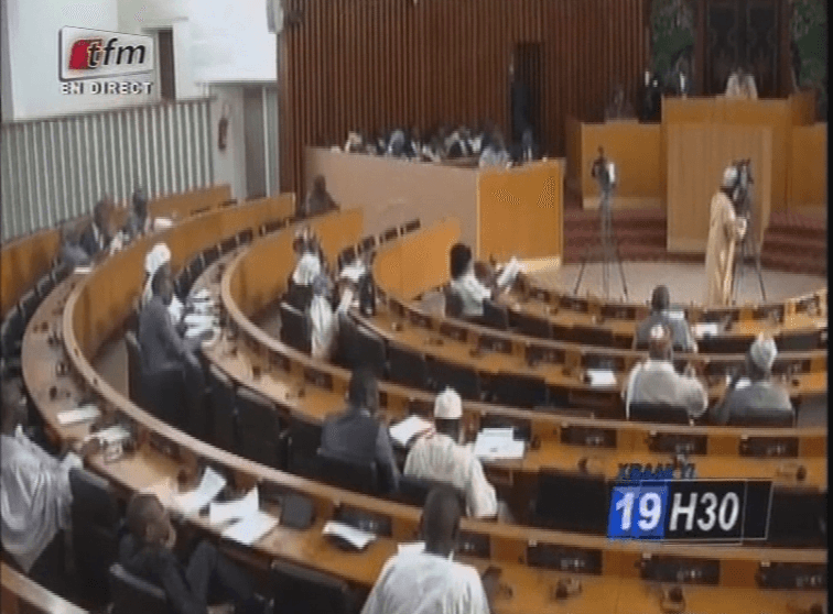Vidéo: Nouveau Code de la presse : les députés préfèrent mourir plutôt que de l’adopter. Regardez