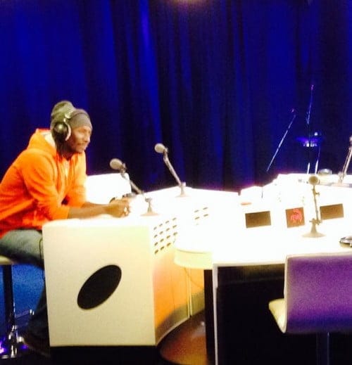 Photo: Carlou D sur le plateau de Rfi. Regardez