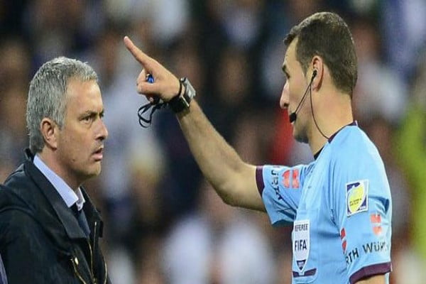 Mourinho en colère: «L’arbitre devrait avoir honte»