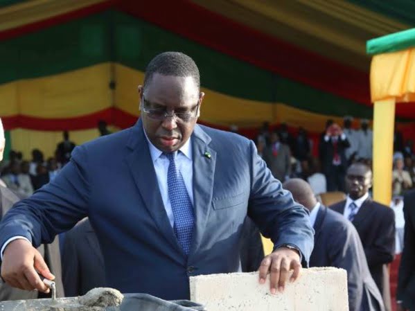 Macky pose la première pierre de la 2e université de Dakar, le 19 janvier
