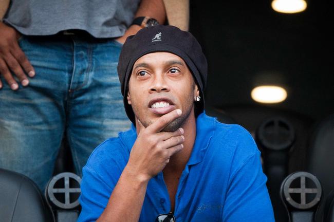 Ronaldinho fait durer le plaisir, son club veut le virer !