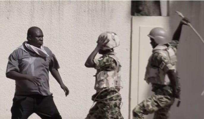 (Vidéo) Burkina Faso: voici le guerrier national qui a osé affronter les militaires. Regardez