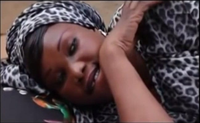 Vidéo: pour punir son mari infidèle, elle met du piment dans le « Satala ». Regardez le resultat