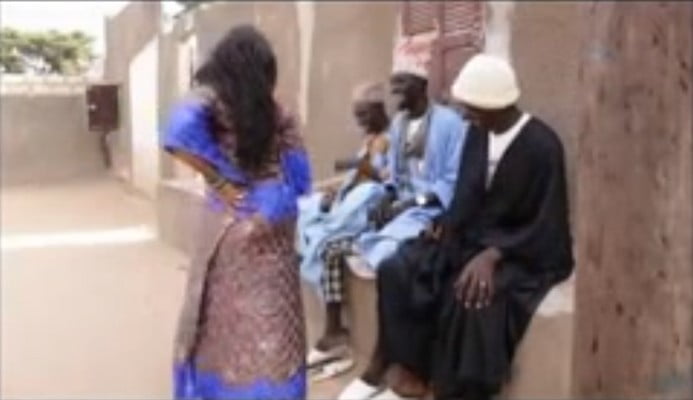 Vidéo: La « diongoma » fait chamailler les vieillards à cause de son derrière. Regardez