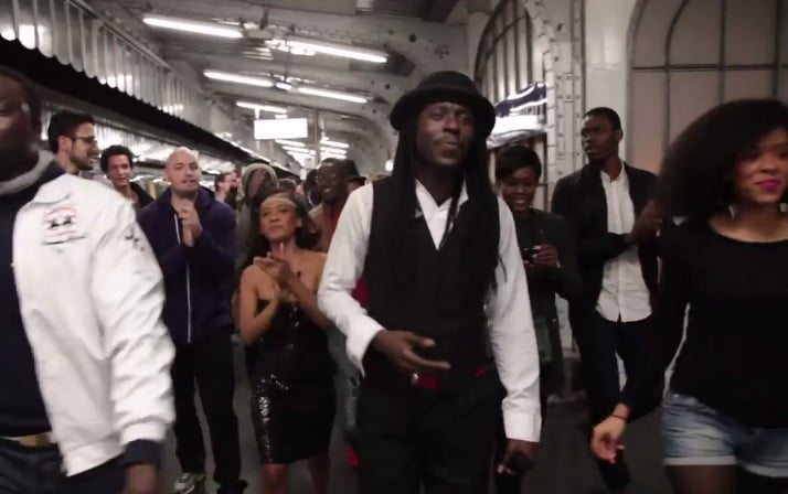 (Vidéo) Incroyable: Faada Freddy suivi par son public jusqu’au Metro. Regardez