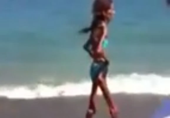 Vidéo: une mystérieuse femme vue sur une plage… Regardez