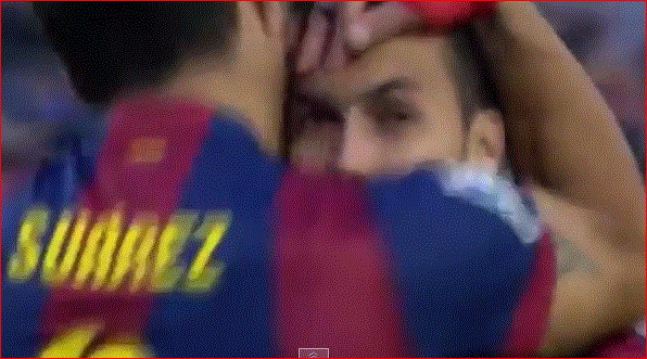 VIDEO: Suarez a-t-il voulu célébrer son but en mordant Pedro (Regardez)