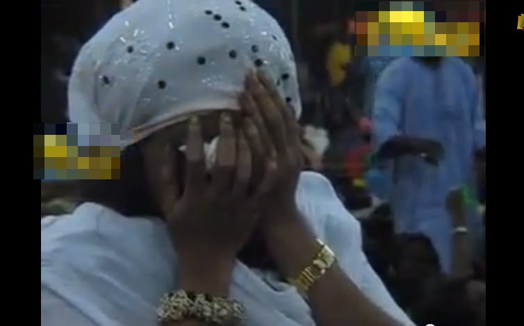 Vidéo: Les larmes de Amy Collé Dieng après s’être faite humilier publiquement par Cheikh Bethio. Regardez