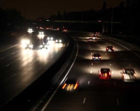 Eclairée durant la Francophonie, l’autoroute replongée dans le noir re
