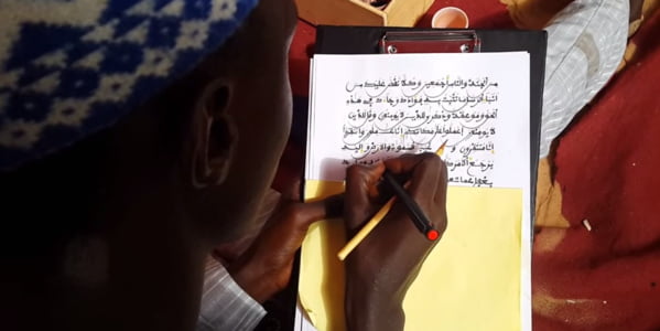 Vidéo-Un exemplaire du Saint Coran écrit en une journée à Touba. Regardez!