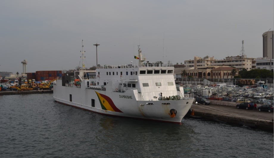 5 photos-Les bateaux AGUENE et DIAMBONE à Dakar