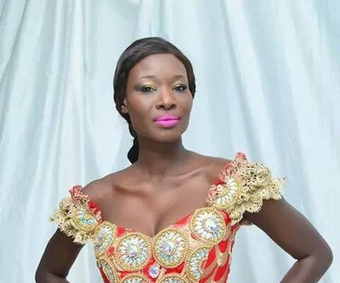 Photo: Fleur Mbaye en mode traditionnelle. Regardez