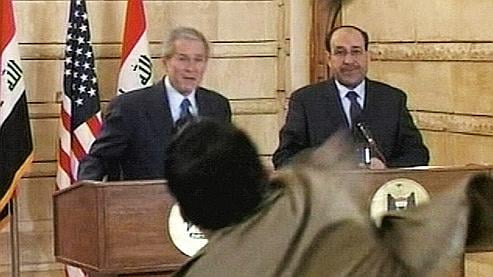 Il y a 6 ans, le journaliste irakien M. al-Zaïdi lançait ses chaussures sur Georges W. Bush Regardez!