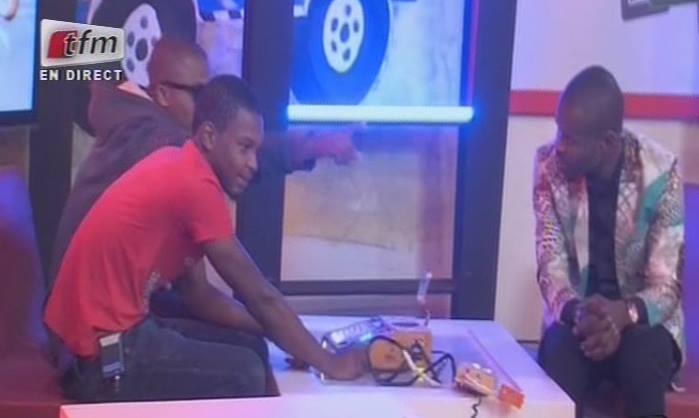 Video: un jeune collégien crée un téléphone portable artisanal Regardez