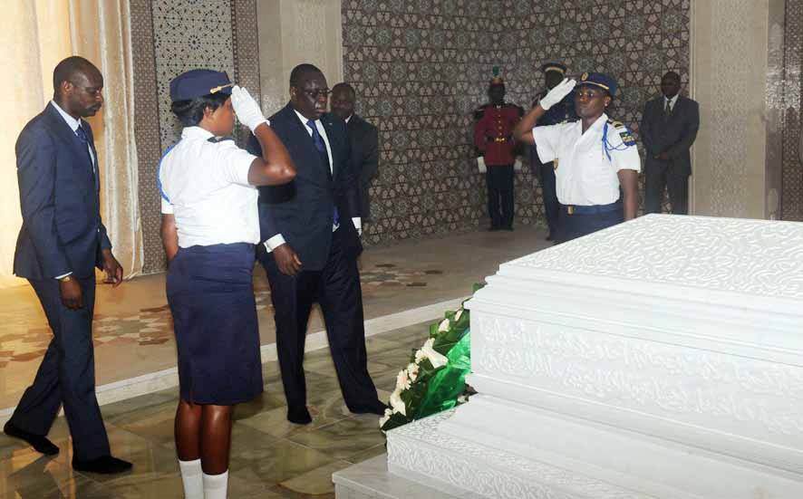 3 photos-Visite de Macky Sall au mausolée de feu le Président Omar Bongo Ondimba