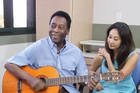 Pelé donne des nouvelles rassurantes et joue de la guitare dans sa chambre d’hôpita