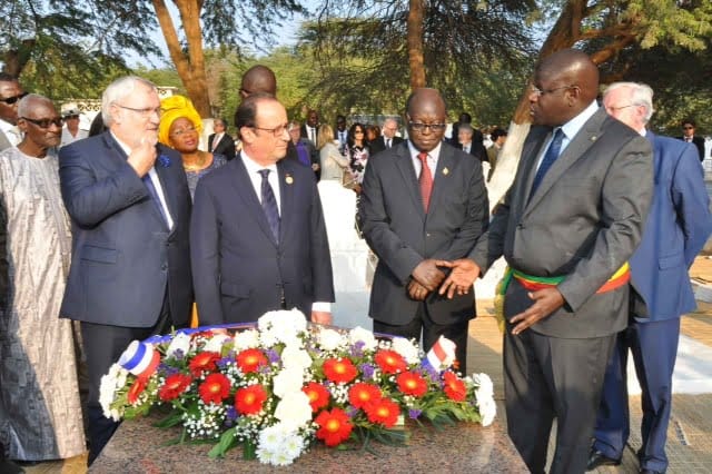 (5) Photos: Visite de François Hollande au cimetière de Bel air à Dakar. Regardez