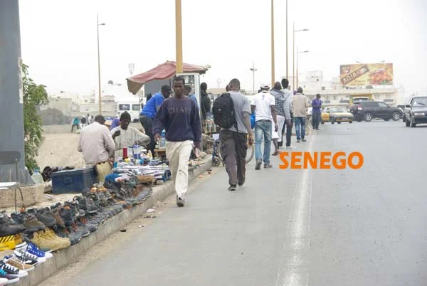 (11) Photos: Encombrement à Dakar. Regardez comment la circulation piétonne est difficile et dangereuse