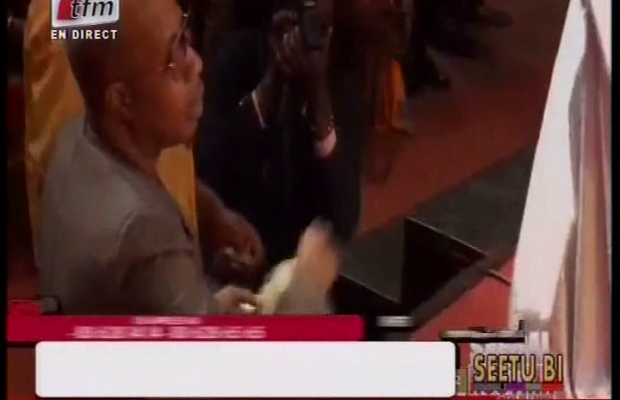 Video: Pako Jackson distribue des billets à Kouthia Regardez