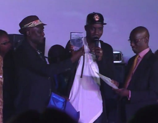 Vidéo: Waly Seck dédie son trophée de Homme de l&rsquo;année à sa femme. Regardez