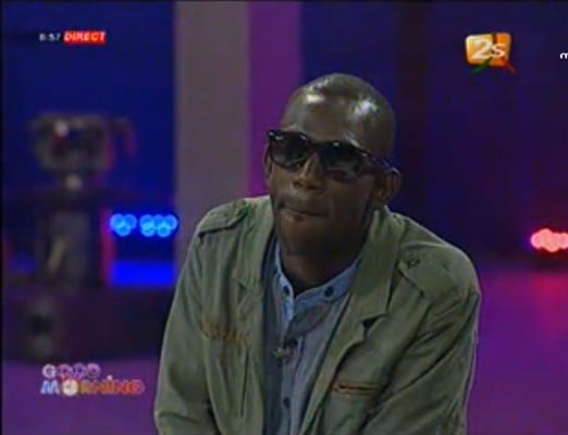 Vidéo à mourir de rire: Yoro et son téléphone sur le plateau. Regardez