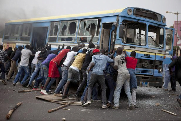 Un bus de Ddd incendié: On fait état d’une infiltration de la manifestation des étudiants