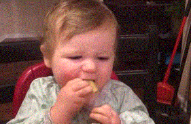 VIDEO: Ce bébé s’aventure à manger de l’ananas et ça donne ça (Regardez)
