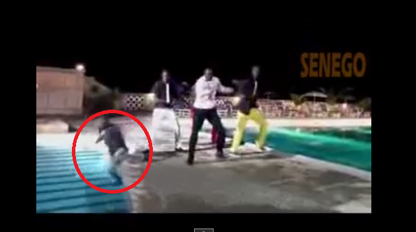 Video: Un danseur de Pape Moussa tombe dans une piscine lors d’une répétition
